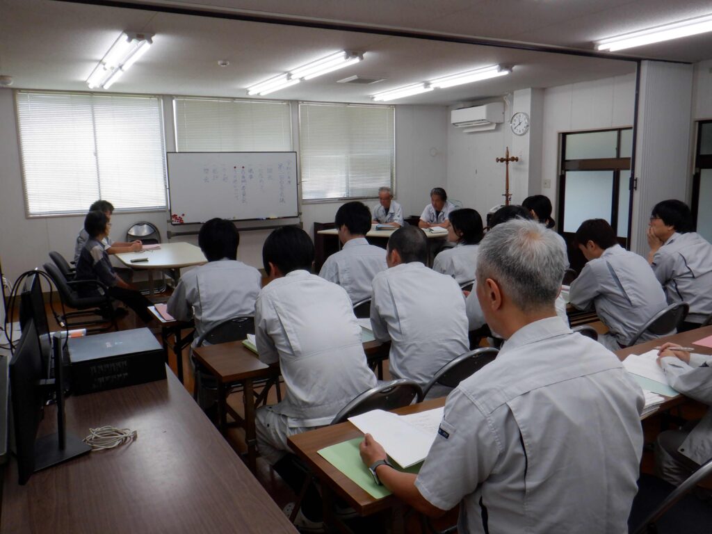 ‘安全はすべてに優先する‘　定例安全会議を開催しました